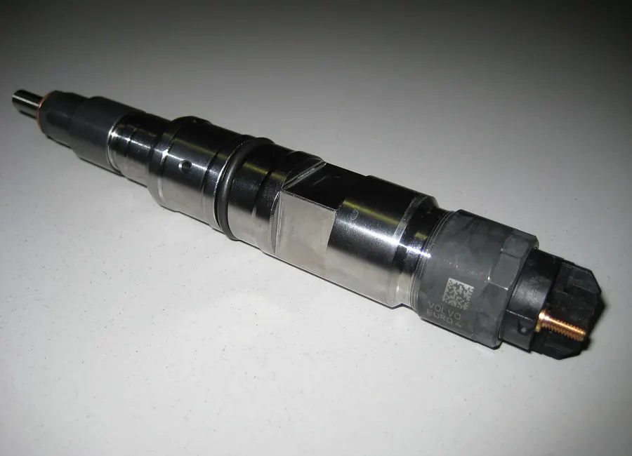 Injectoare diesel demontate pentru verificare și calibrare